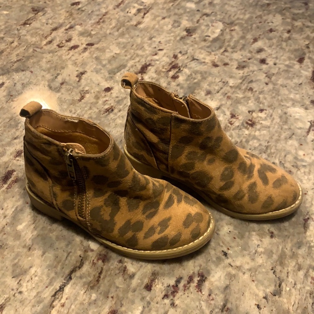 Pair of side zip animal print booties from Old Navy Size is 11 in little girls.